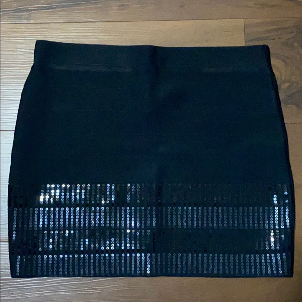 GUESS Black sequinned short skirt